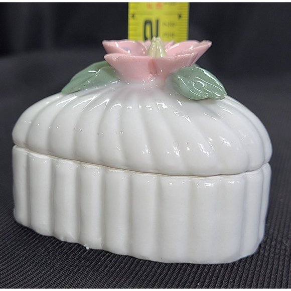 Vintage Heart shaped floral trinlet box porcelain - Picture 7 of 8